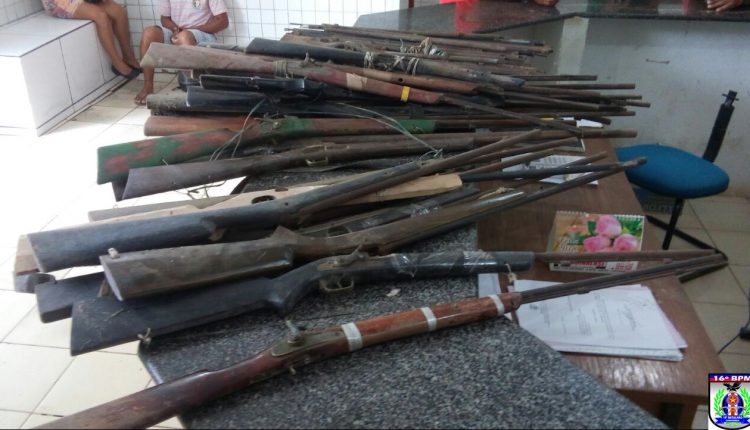 Polícia Militar apreende grande arsenal de armas na cidade de Mata Roma