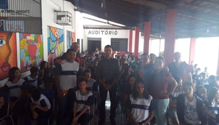 Delegado Renilto Ferreira ministra palestra sobre drogas em escola em Barra do Corda.