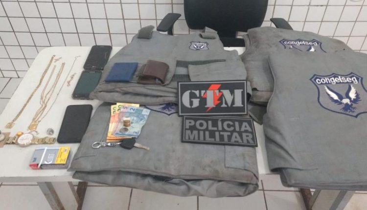 POLÃCIA MILITAR APREENDE QUATRO COLETES BALÃSTICOS NA BR 135